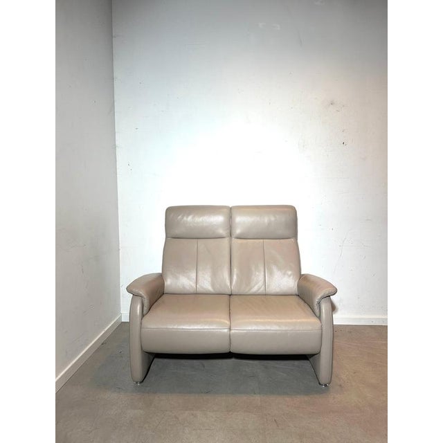 High-quality leather sofa set by Musterring, known for its durable craftsmanship and ergonomic comfort. This set consists...