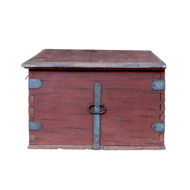 Early 19th Century Painted Pine Blanket Box For Sale - Image 5 of 8
