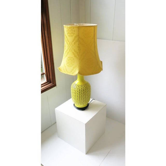 Mid 20th Century Bright Yellow Ceramic Chevron Chinoiserie Table or Desk Lamp With Silk Shade For Sale - Image 5 of 13