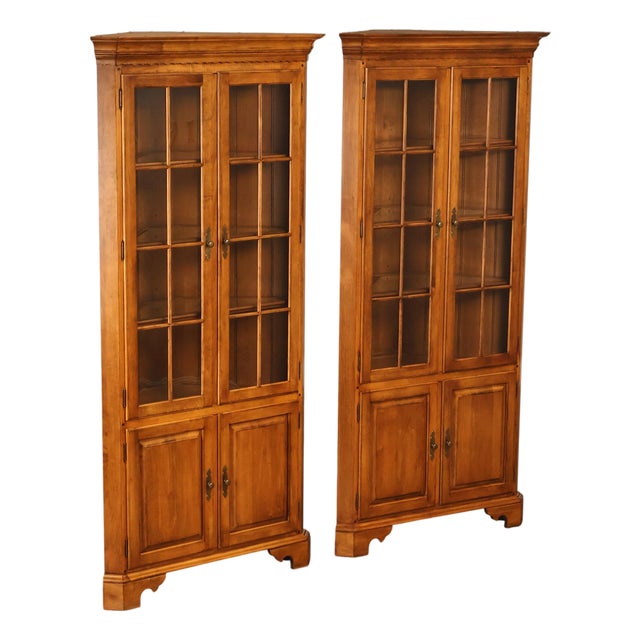 Ethan Allen 1776 Collection Pair of Maple Corner Cabinets For Sale