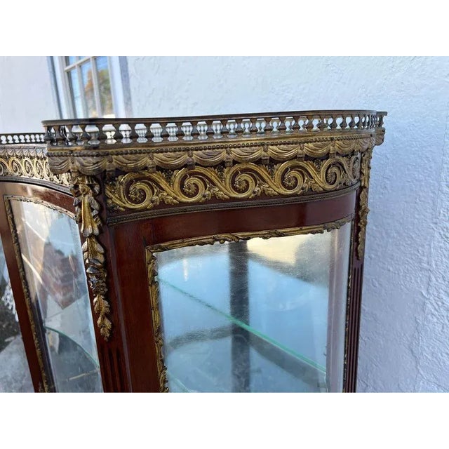 French Antique French Louis XV Mahogany Ormolu and Mirrored Display Vitrine. Circa 1890. For Sale - Image 3 of 13