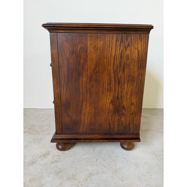 1970s Henredon English-Style Three-Drawer Nightstand / End Table For Sale In Miami - Image 6 of 13