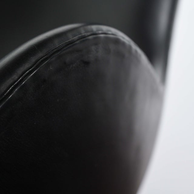 Egg Chair with Matching Foot Rest with 4 Star Polished Aluminium Base and Tilt Mechanism by Arne Jacobsen for Fritz Hansen, 2005 For Sale - Image 14 of 18