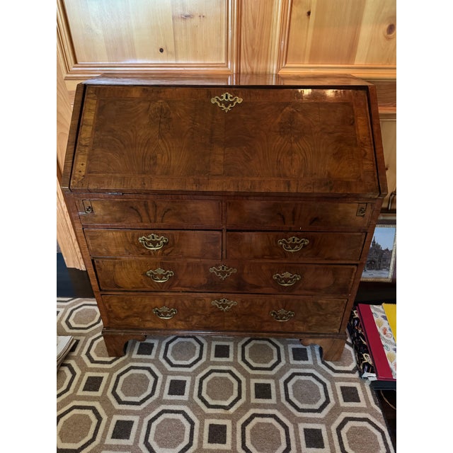 This is a beautiful English George III desk in glossy mahogany with a lovely wood grain evident throughout.