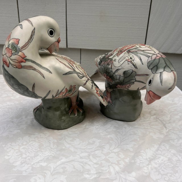 1970s Chinoiserie Hand-Painted Ceramic Bird Figurines, a Pair, Chinese Export For Sale - Image 4 of 17