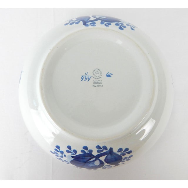 Mid 20th Century Royal Copenhagen Aluminia Tranquebar Blå Fajance Bowl For Sale - Image 9 of 11