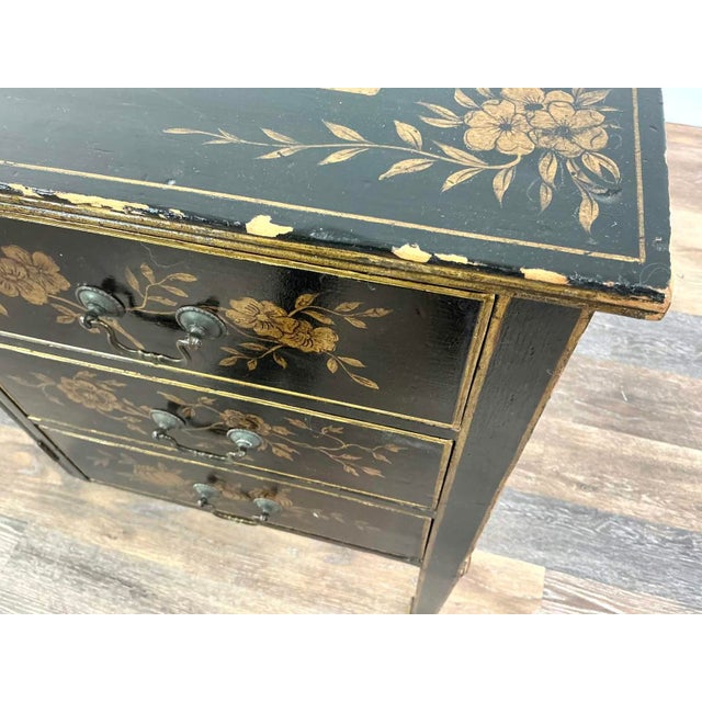 1940s Mid-Century Chinoiserie Black Lacquer Hand-Painted Floral Sideboard / Buffet Cabinet For Sale - Image 10 of 17