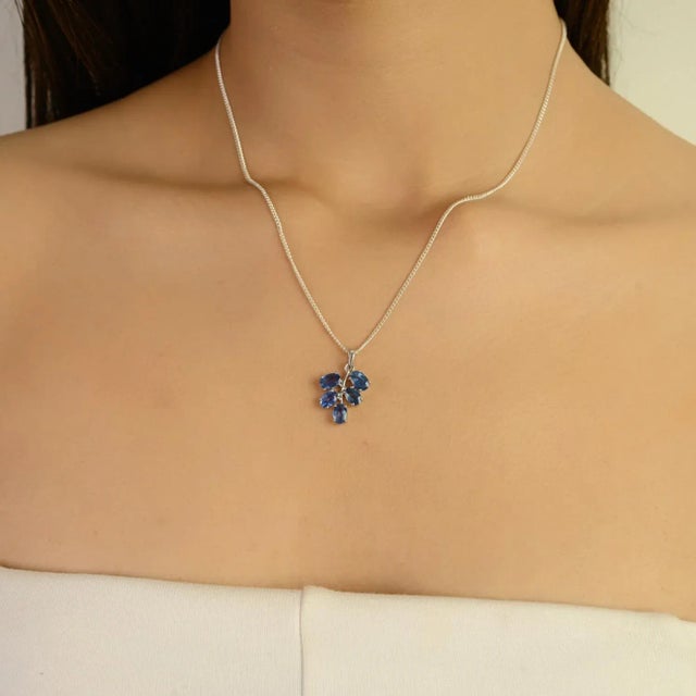 Modern 2.54 CTW Sapphire Minimalist Graps Pendant Set in 925 Silver by Carat&her For Sale - Image 6 of 12
