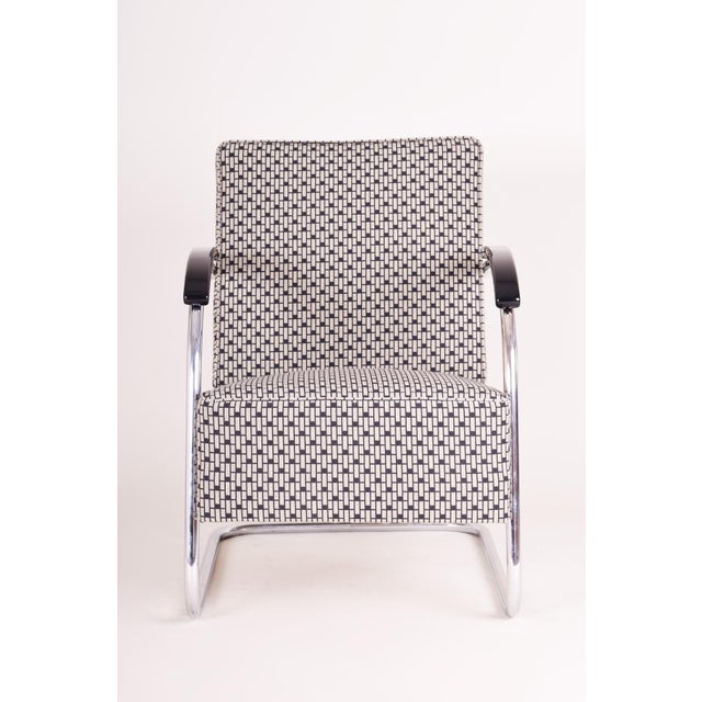 This original pair of armchairs originating from the 1930s represents an exceptional and highly valued example of...