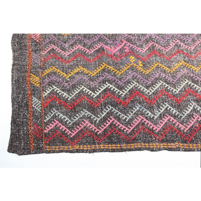 Mid 20th Century Vintage Anatolian Cicim Kilim With Zigzag Motifs – Handwoven Tribal Flatweave -6' 3'' X 9' 6 For Sale - Image 5 of 11