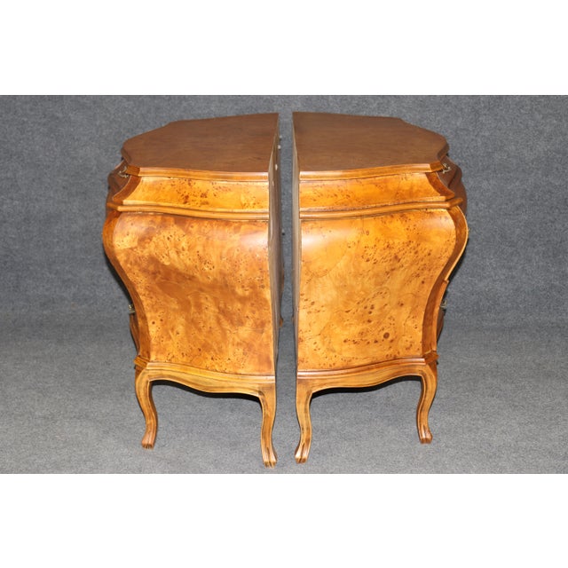 Pair of Vintage Italian Bombe Burled 4 Drawer Commodes For Sale - Image 4 of 14