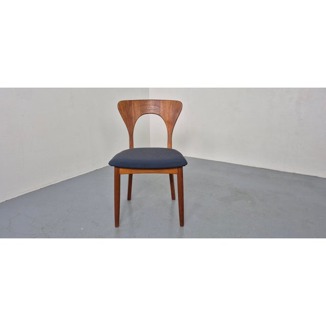 Massive teak chair produced by Hornslet Møbelfabrik in Denmark. New upholstered with blue Kvadrat Hallingdal This piece...