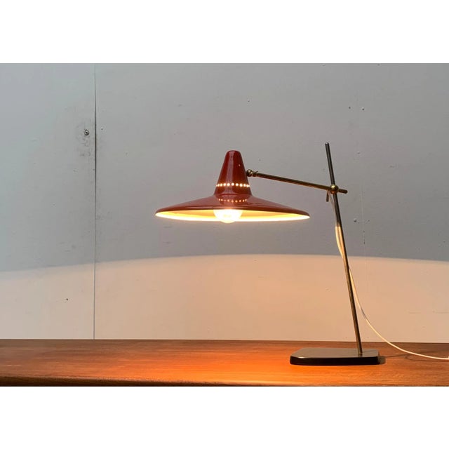 Mid Century table lamp with large screen. Striking is the big, red screen in a particularly flat design. He sits on a...