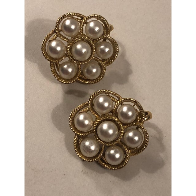 Hollywood Regency 1950s Crown Trifari Pearl Cluster Clip on Earrings, Pair For Sale - Image 3 of 9