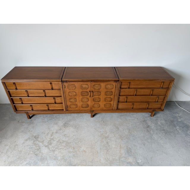 Mid-Century Modern Long Mid Century Modern Thomasville Tamerlane Walnut Bar Credenza Sideboard Cabinet For Sale - Image 3 of 18