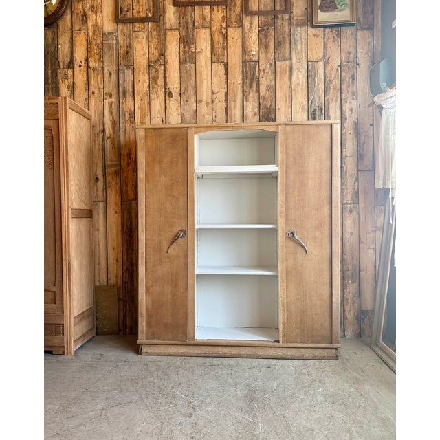 An elegant piece with clean lines, this oak bookcase embodies the charm of art deco furniture from the 1930s and 40s. A...