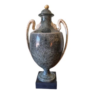 Fine and Rare Wedgwood Agate Ware Faux-Porphyry Vase. On Black Basalt Base. Circa 1775. For Sale