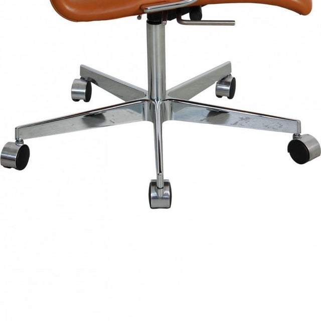 Wood Oxford Office Chair in Walnut Classic Leather by Arne Jacobsen For Sale - Image 7 of 16