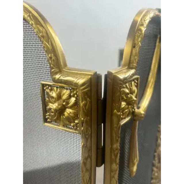 1950s Vintage French Provincial Louis XVI Style Brass Trifold Mesh Screen Fireplace For Sale - Image 5 of 13