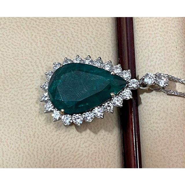 15 Ct Pear Hydro Emerald & 4 Ct Diamond Pendent/Necklace 18 Kt White Gold For Sale - Image 9 of 18