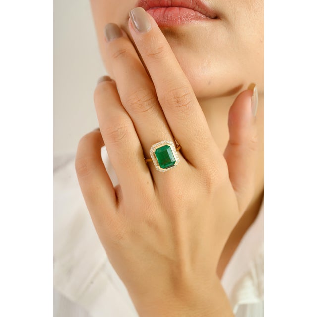 Green Chic Halo Diamond Emerald Bridal Ring in 14k Gold Size 6.5 For Sale - Image 8 of 12