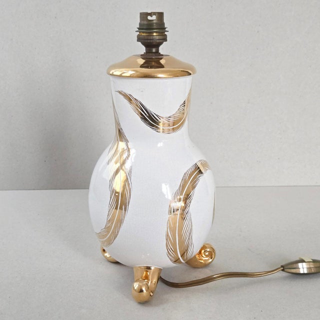 1950s Vintage White and Gold Crackle Ceramic Tripod Lamp with Feathers, 1950s For Sale - Image 5 of 11