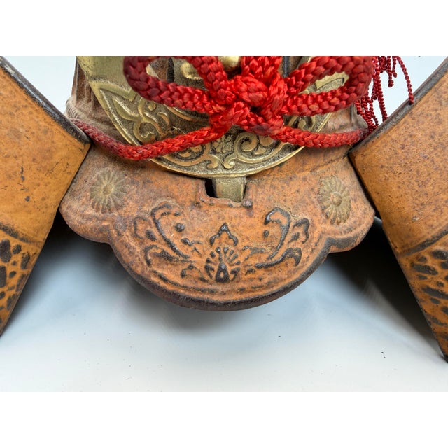 Vintage Japanese Kabuto Samurai Helmet Miniature Armor Display – Brass Maedate & Menpo Detail For Sale - Image 9 of 12