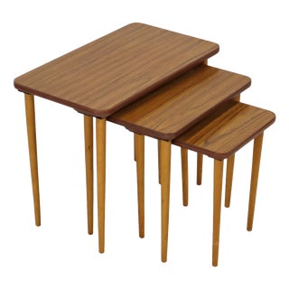 Vintage Nesting Tables in Formica, Walnut and Beech with Conical Legs, 1950s, Set of 3 For Sale