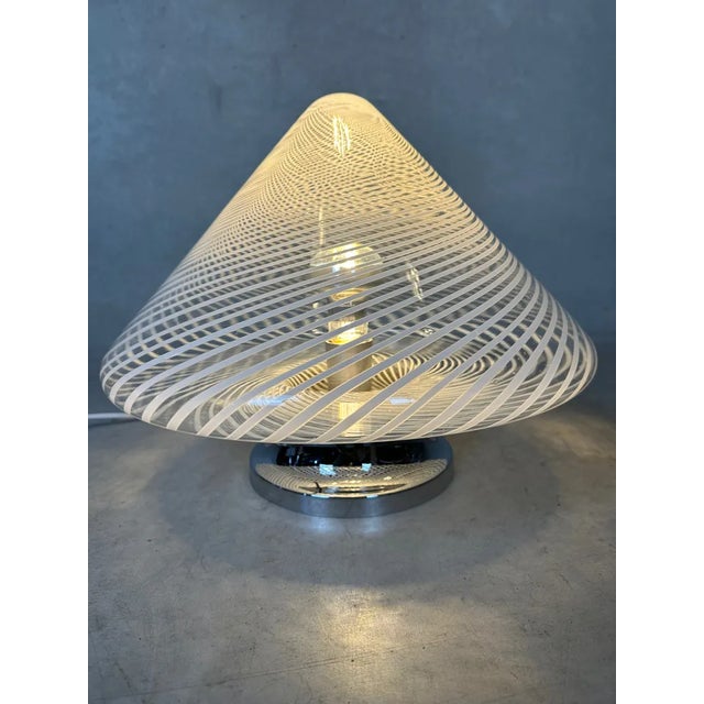 Vintage Murano pyramid table lamp from i3 (Itre). Italian design. Beautiful 'swirl'. Renewed cabling. 1x E27 socket....