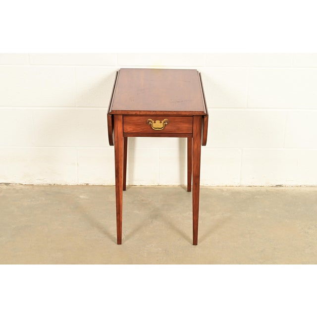 English Henkel Harris Georgian Solid Cherry Wood Drop Leaf Pembroke Side Table For Sale - Image 3 of 15