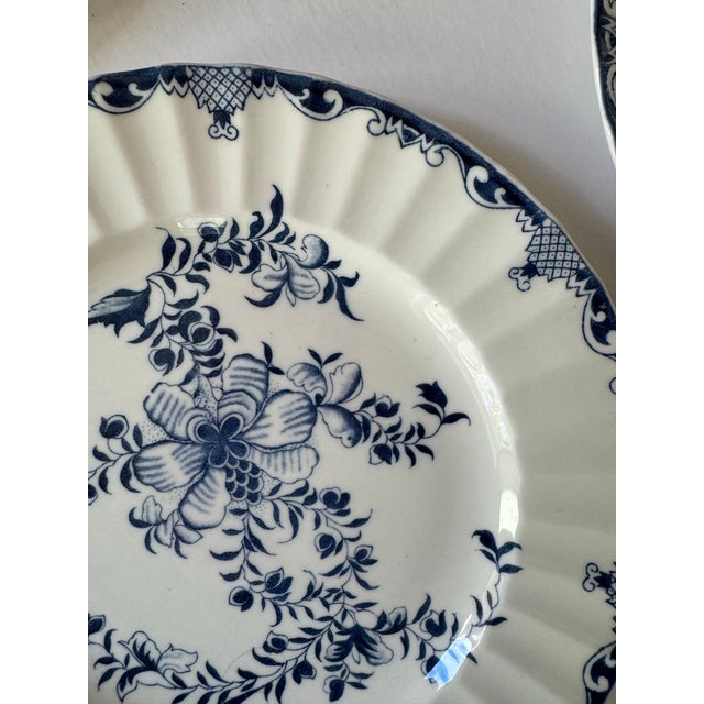 Traditional 6 Royal Worcester Mansfield Blue & White Salad Plates, 1906 Rd. No., Estate Fresh For Sale - Image 3 of 5