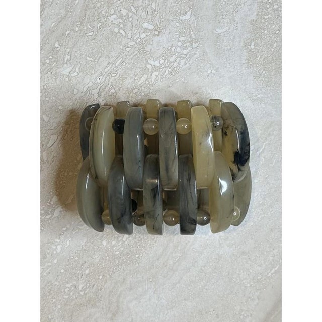 Late 20th Century Vintage Boho Gray Lucite Stretch Bracelet For Sale - Image 5 of 12