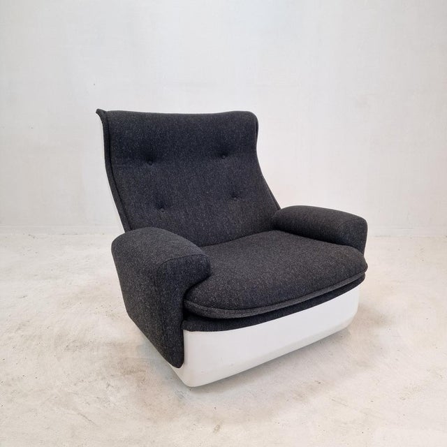 Very comfortable "Orchidée" lounge chair by Michel Cadestin for Airborne International. This model is produced in France...