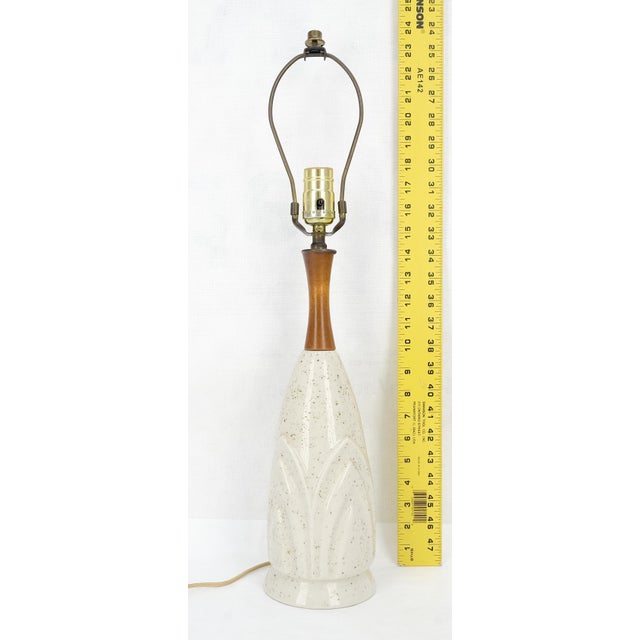 Gordon & Jane Martz Pair Mid Century Lotus Motive Ceramic Pottery & Turned Walnut Bases Table Lamps For Sale - Image 4 of 8