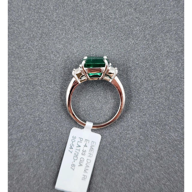 4.33 Ct Gia Certified Zambian Emerald & Diamond Ring, Size 7 For Sale In Chicago - Image 6 of 9