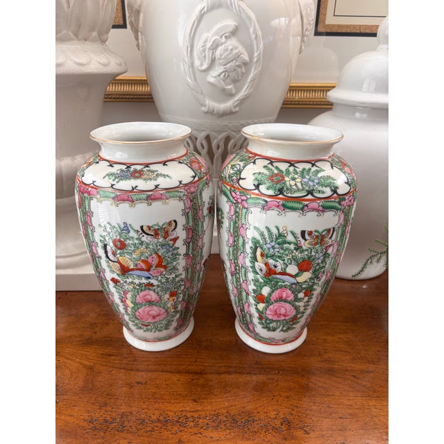 Lovely matched pair of vintage mode twentieth century Chinese rose medallion vase in wonderful condition. Great shape and...