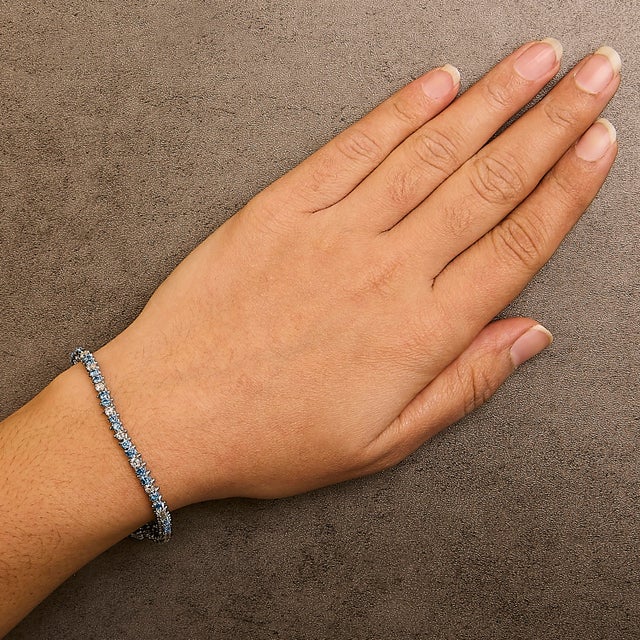 Haus of Brilliance 14K White Gold 4 5/8 Cttw Alternating White and Blue Diamond Martini Set Tennis Bracelet (H-I Color, I1-I2 Clarity) - 7" Inches For Sale - Image 4 of 5