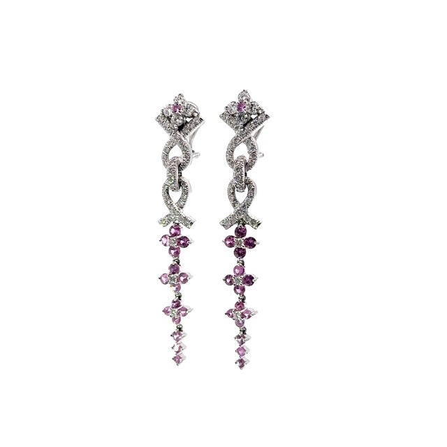 Crafted in 18k white gold, these exquisite drop earrings are a stunning addition to any collection. Featuring 2.60 carats...