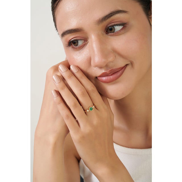 Round Emerald Trilogy Vintage Ring With Diamonds in 14k Yellow Gold Size 4 For Sale - Image 4 of 18