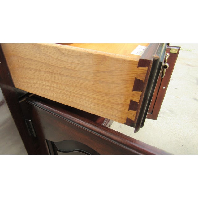 1980s Pair Henkel Harris Nightstands Bedside Tables Mahogany For Sale - Image 9 of 14