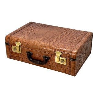 Vintage 1940s Faux Aligator Embossed Leatherette & Brass Overnite Size Suitcase in Excellent Condition For Sale