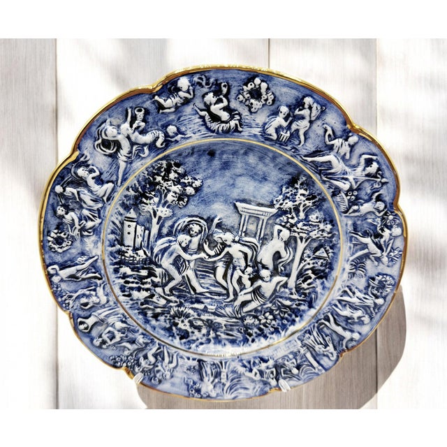 This decorative plate, measuring 23 cm in diameter, is a refined example of hand-painted artistic craftsmanship. The...