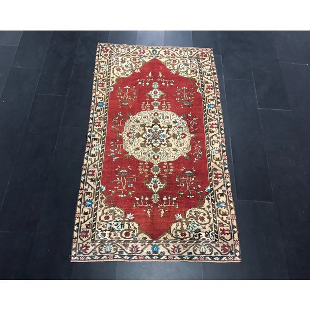 Traditional 1960s Vintage Red and Beige Oriental Design Turkish Oushak Rug- 4′8″ × 7′2″ For Sale - Image 3 of 11