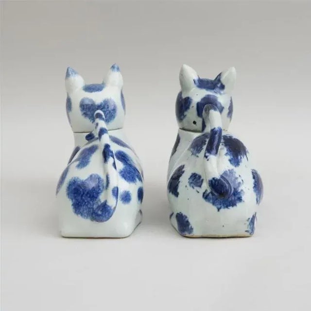 18th/19th Century Qing Dynasty Chinese Export Porcelain Blue & White Cat Form Ewers or Bourdaloue & Cover - A Pair For Sale In New York - Image 6 of 11