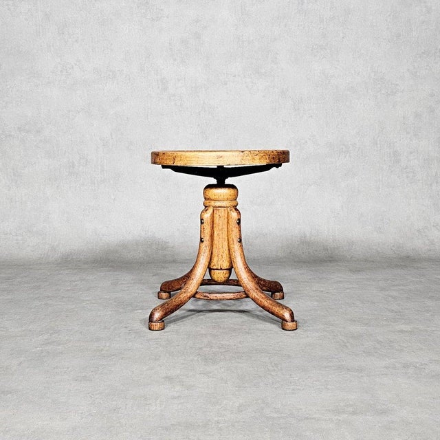 Swivel Stool in Oak from Thonet, in Very Good conditions. Designed 1920 to 1949 This piece has an attribution mark, I am...