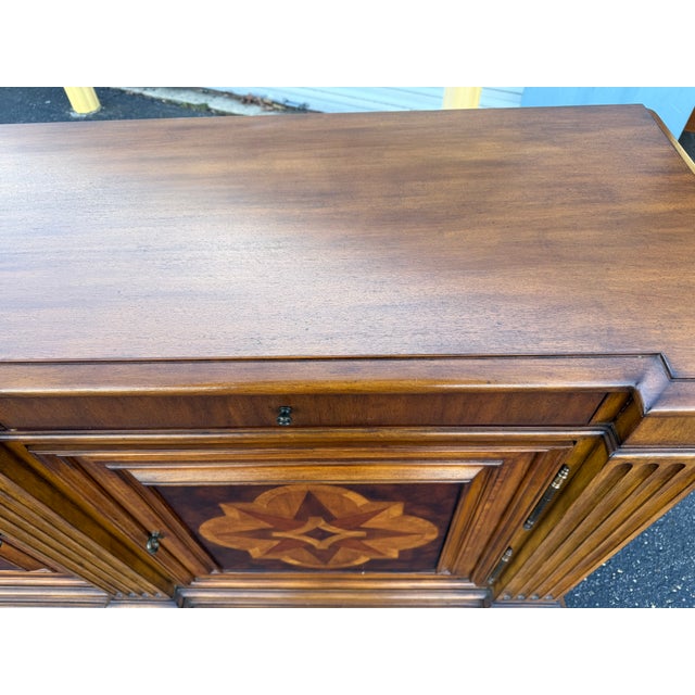 Hollywood Regency 1980s Ethan Allen Lombard Marquetry Console Bar Sideboard Credenza For Sale - Image 3 of 11