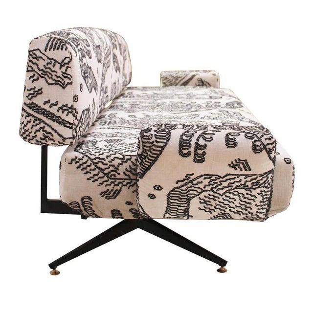 This Italian sofa bed from the 1950s is a refined example of mid-century design, combining clean lines with a practical...