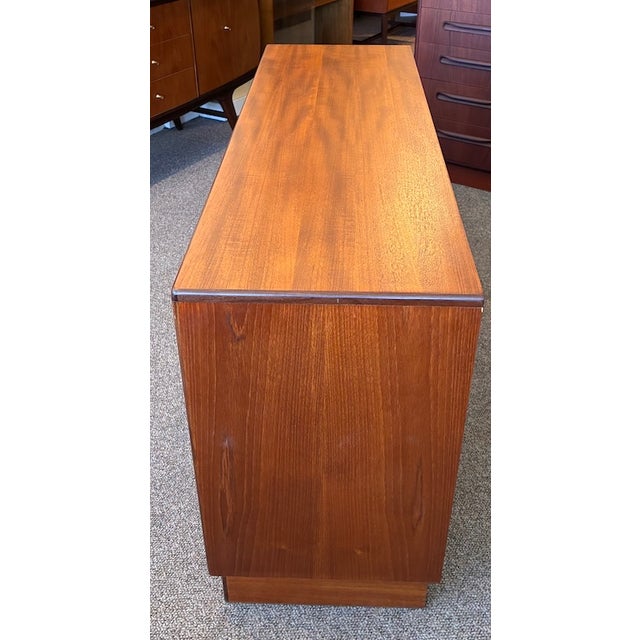 Brown Mid Century Modern Double Bank Teak Chest of Drawers by G-Plan, Uk c.1960 For Sale - Image 8 of 9
