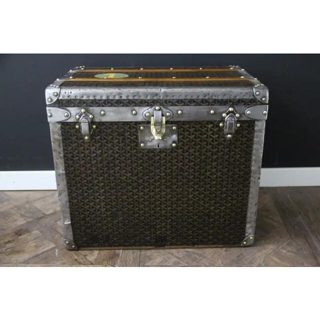This magnificent Goyard hat trunk features the very sought after chevrons pattern canvas, solid Goyard engraved locks and...