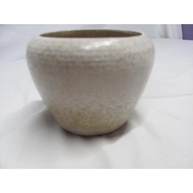 Mid-Century Modern 1950s Zanesville Pottery White Shoulder Vase Homespun / Ribbed Style For Sale - Image 3 of 7